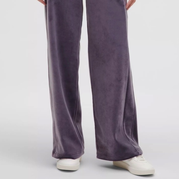 Lululemon Women’s velvet track suit - Top & Pants - Picture 3 of 7